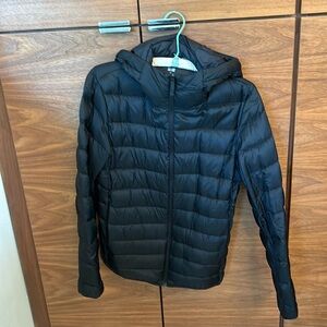 Uniqlo black packable down puffer hoodie jacket with full zipper.